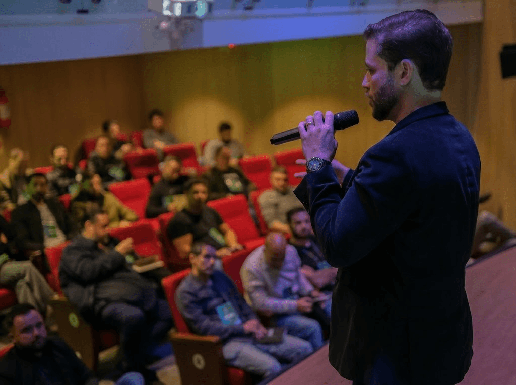 Palestrante apresentando estratégias durante o Efeito 2025
