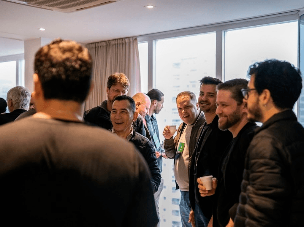 Participantes conversando durante o intervalo